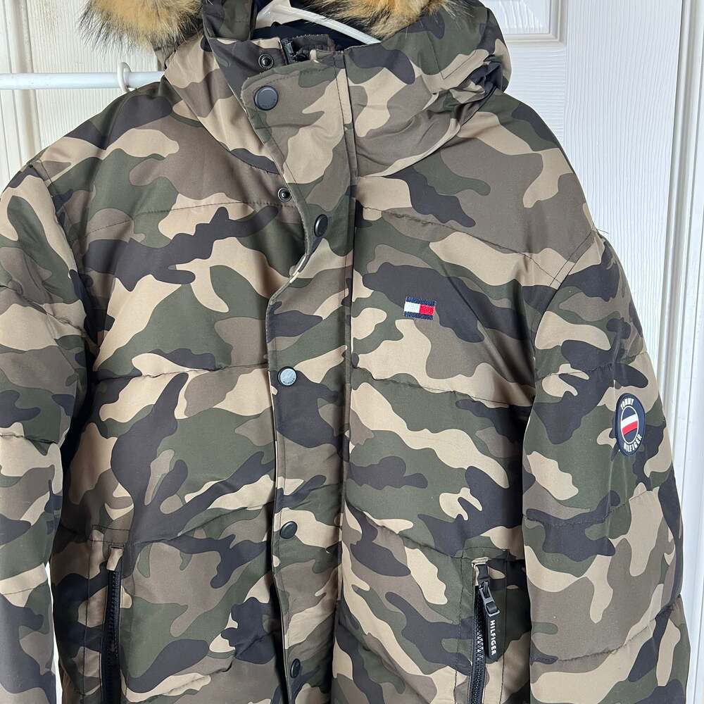 Tommy Hilfiger Men's Camouflage Hooded Puffer Jacket with Faux Fur Trim Medium